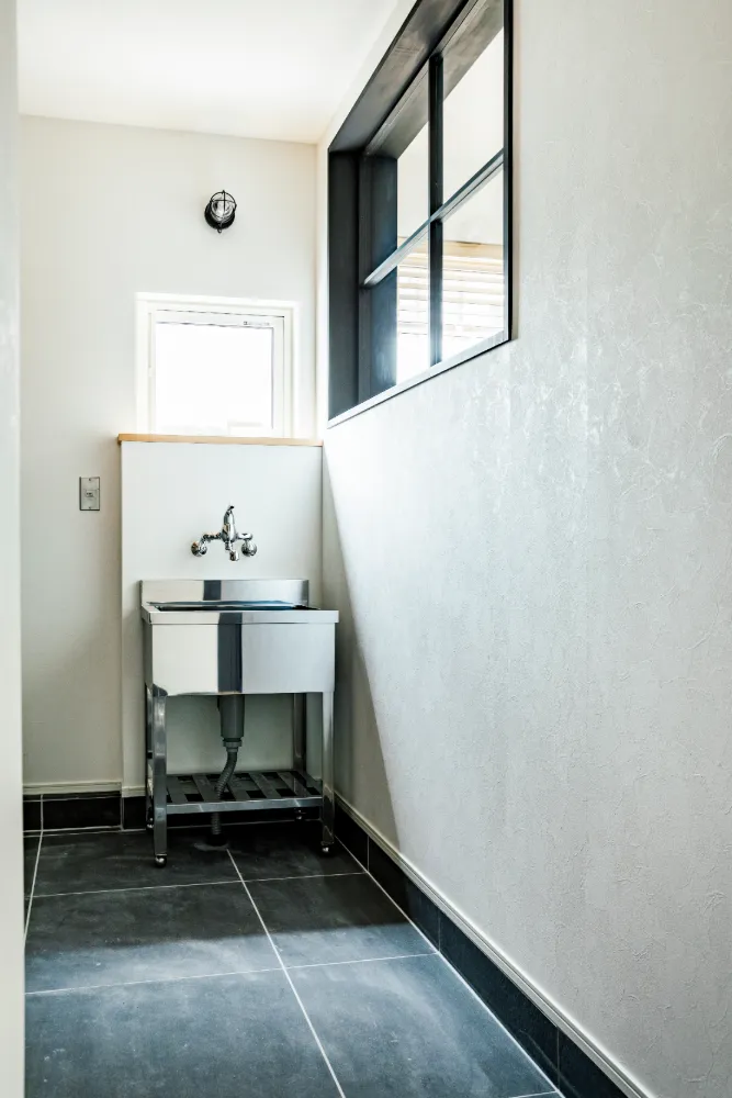 広々とした玄関土間のある家