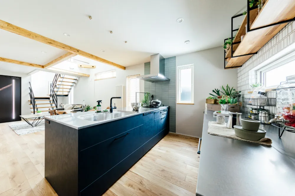 玄関と土間がつながる、渡り廊下のある家