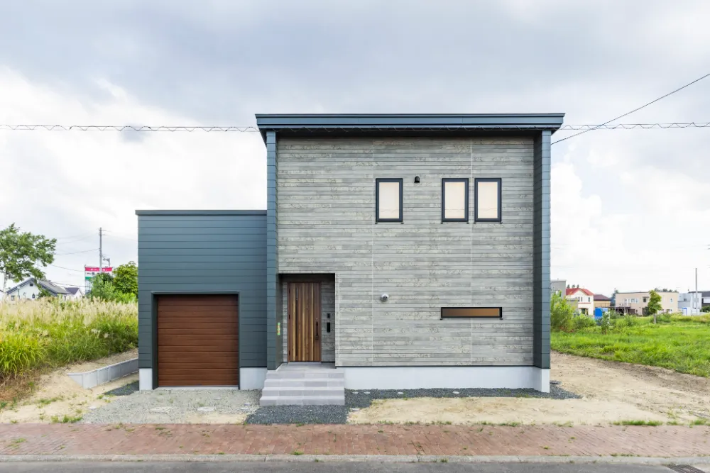 アイアン階段がアクセントに、20帖の大空間と広々土間。