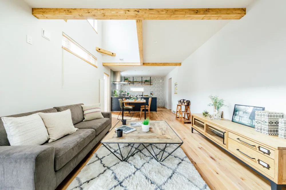 玄関と土間がつながる、渡り廊下のある家