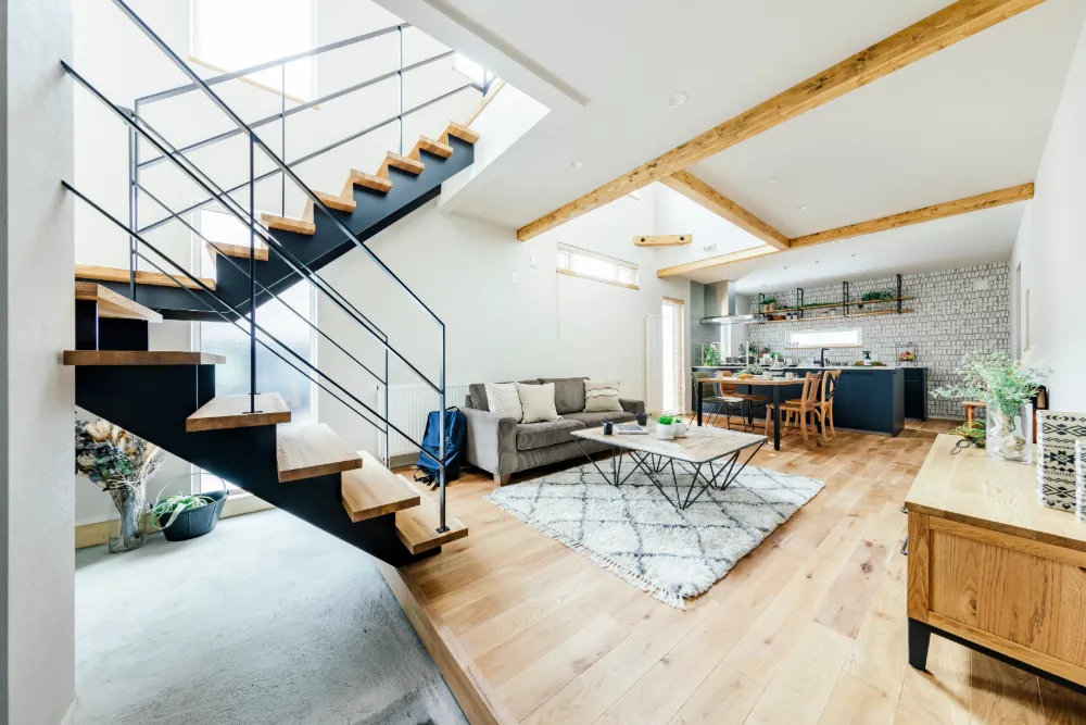 玄関と土間がつながる、渡り廊下のある家