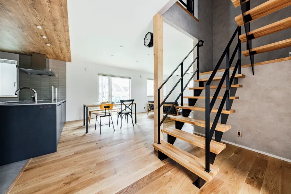 アイアン階段がアクセントに、20帖の大空間と広々土間。