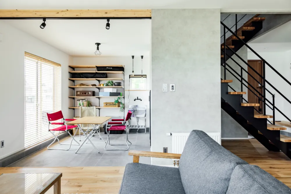 アイアン階段がアクセントに、20帖の大空間と広々土間。