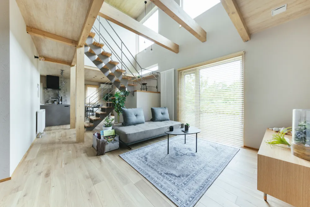 川のほとりに建つ、開放感のあるキャンパーのための家