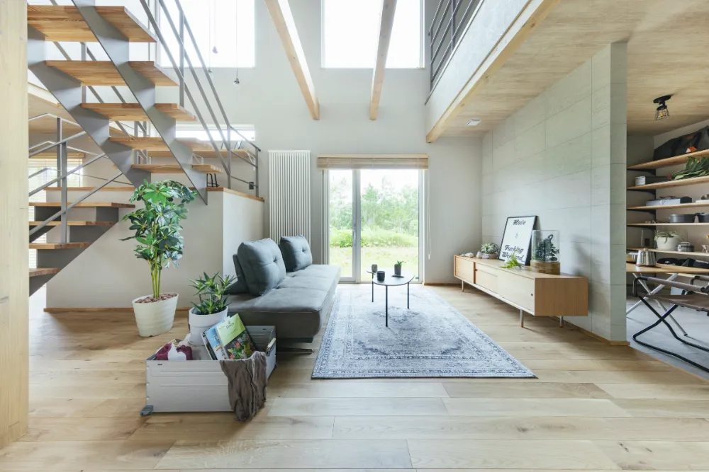 川のほとりに建つ、開放感のあるキャンパーのための家